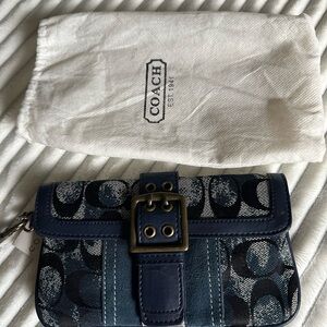 Wristlet/wallet coach